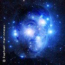 Ein Gesicht, das mit einem Sternenhimmel überlagert ist, wodurch es aussieht, als wäre es Teil des Universums.