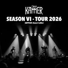 Schwarz-weiß Bild einer Band auf der Bühne mit Lichtern und Publikum, Text: Die Kammer - Season VI - Tour 2026.