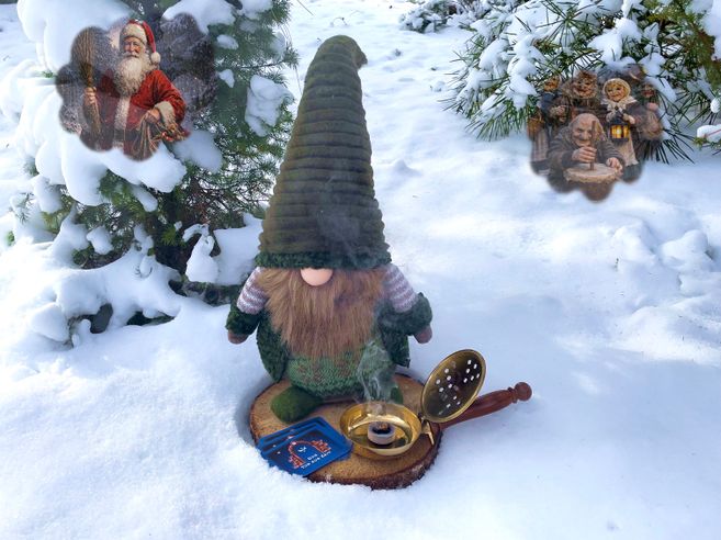 Ein Wichtel steht im Schnee neben einem Räuchergefäß. Im Hintergrund sind weihnachtliche Figuren zu sehen.