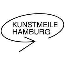 Logo der Kunstmeile Hamburg mit einem Pfeil.