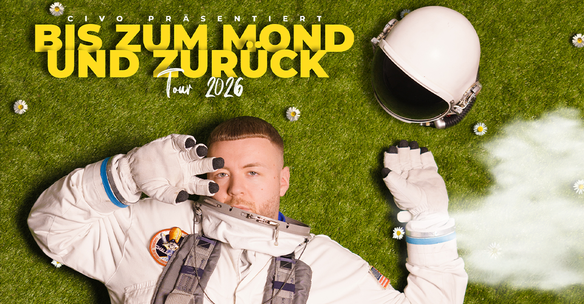 Ein Mann in einem Astronautenanzug liegt auf grünem Gras mit Gänseblümchen, neben ihm ein Helm. Text: 'Bis zum Mond und zurück Tour 2026'.