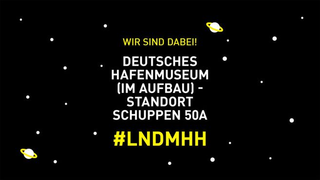 Schwarzer Hintergrund mit gelbem Text: "Wir sind dabei! Deutsches Hafenmuseum (im Aufbau) - Standort Schuppen 50A #LNDMHH" und kleinen Planeten.