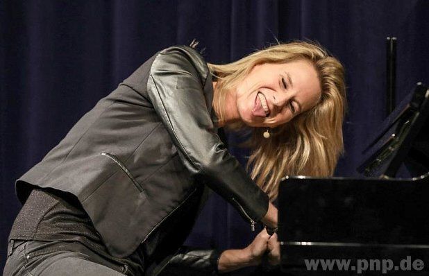 Lucy van Kuhl - "Dazwischen"