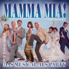 Gruppe von Menschen in festlicher Kleidung tanzt vor blauem Hintergrund mit dem Schriftzug 'Mamma Mia! The ABBA Experience'.