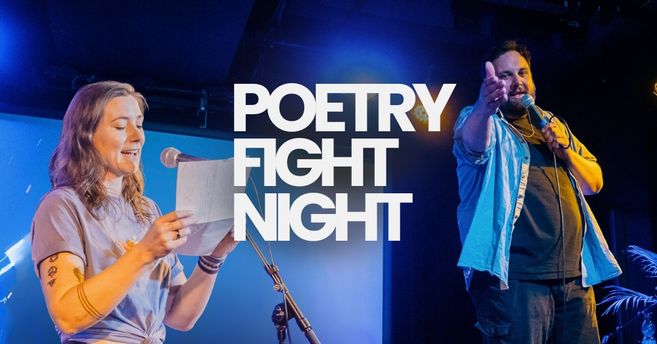 Blaues Bild mit zwei Personen, die am Mikrofon einen Text vorlesen 