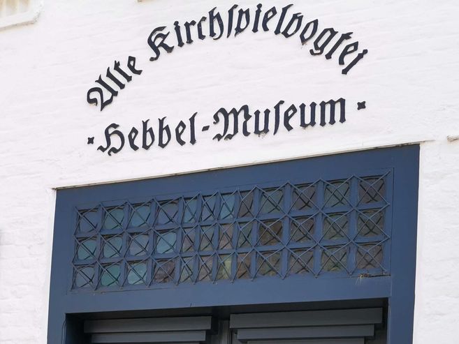 Eingang des Hebbel-Museums mit Schriftzug "Alte Kirchspielvogtei Hebbel-Museum" über einem Fenster.