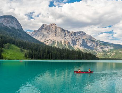Der Emerald Lake (Smaragdsee) gilt als eine landschaftliche Perle inmitten der majestätischen Szenerie der kanadischen Rocky Mountains. In den Sommermonaten ist er besonders bei Kanu- und Kajakfahrern beliebt.