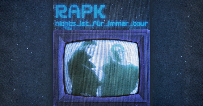 Zwei Personen auf einem alten Fernsehbildschirm mit dem Text 'RapK - nichts_ist_für_immer_tour'.