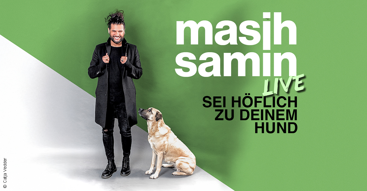 Ein Mann in schwarzer Kleidung steht neben einem sitzenden Hund vor einem grünen Hintergrund. Text: Masih Samin Live - Sei höflich zu deinem Hund.