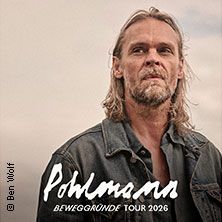 Ein Mann mit langen Haaren und Bart in einer Jeansjacke schaut in die Ferne. Text: Pohlmann - Beweggründe Tour 2026.