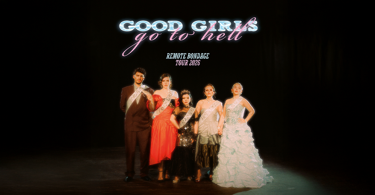 Fünf Personen in Abendkleidung stehen auf einer Bühne unter einem leuchtenden Schriftzug.