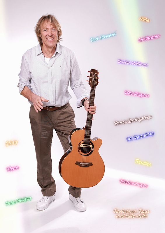 Ein Mann mit Gitarre steht vor einem weißen Hintergrund. Um ihn herum sind Namen von Musikern und Bands in bunten Schriften verteilt.