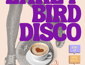 Poster mit dem Titel „EARLY BIRD DISCO“ in großen, lila Buchstaben. Im Hintergrund sieht man Beine in Netzstrumpfhosen und Glitzerschuhen, eine Discokugel und eine Tasse Cappuccino mit einem Herz aus Milchschaum. Daneben bunte Textfelder mit Schlagwörtern: „Wake Up“, „Drink Coffee“, „Dance“, „Be Happy“.  Darunter stehen die Veranstaltungsdetails: Donnerstag, 18.09.25 7:00 Uhr – 9:30 Uhr Sommersalon | Spielbudenplatz 22 | 20369 Hamburg  Logo vom „Sommersalon“ oben rechts.