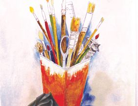 Ein Becher mit Pinseln