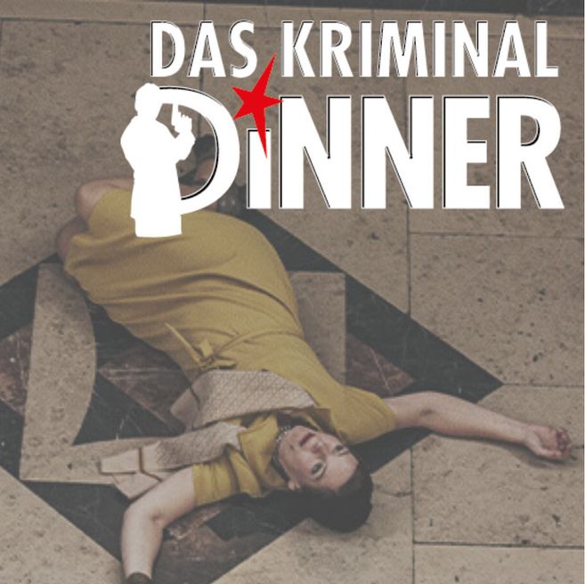 Frau in gelbem Kleid liegt auf dem Boden, umgeben von Kriminal Dinner Schriftzug.