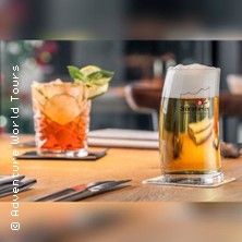 Ein Glas Störtebeker Bier und ein Cocktail auf einem Tisch.