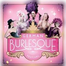 Plakat des 1. Internationalen German Burlesque Festivals mit fünf Künstlern in glamourösen Kostümen vor rosa Hintergrund.