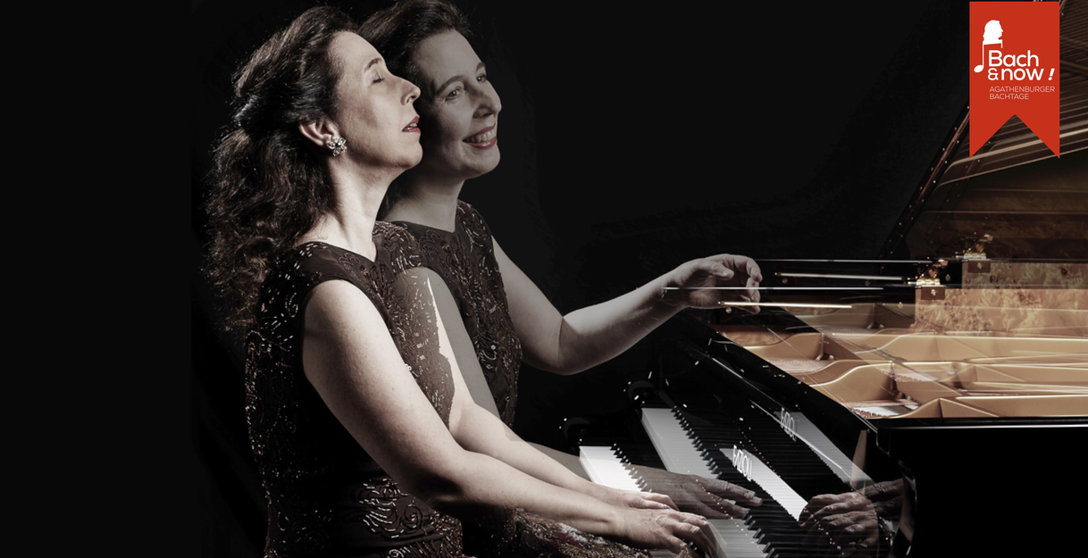 Eine Frau spielt Klavier mit einem verschwommenen Effekt, der Bewegung darstellt. Im Hintergrund ist ein Logo mit der Aufschrift 'Bach now!' zu sehen.