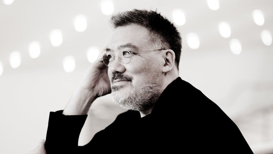 Porträt eines Mannes mit Brille, der nachdenklich zur Seite schaut.