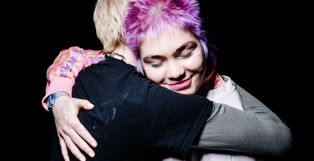 Two people who hug each other.