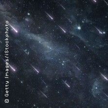 Sternenhimmel mit vielen Sternschnuppen.