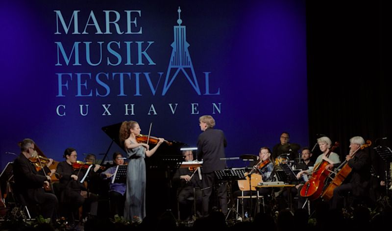 Ein Orchester spielt auf einer Bühne beim Mare Musik Festival in Cuxhaven.