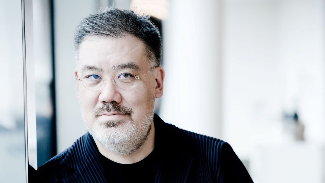 Porträt eines Mannes mit Brille und Bart, der in die Kamera schaut.