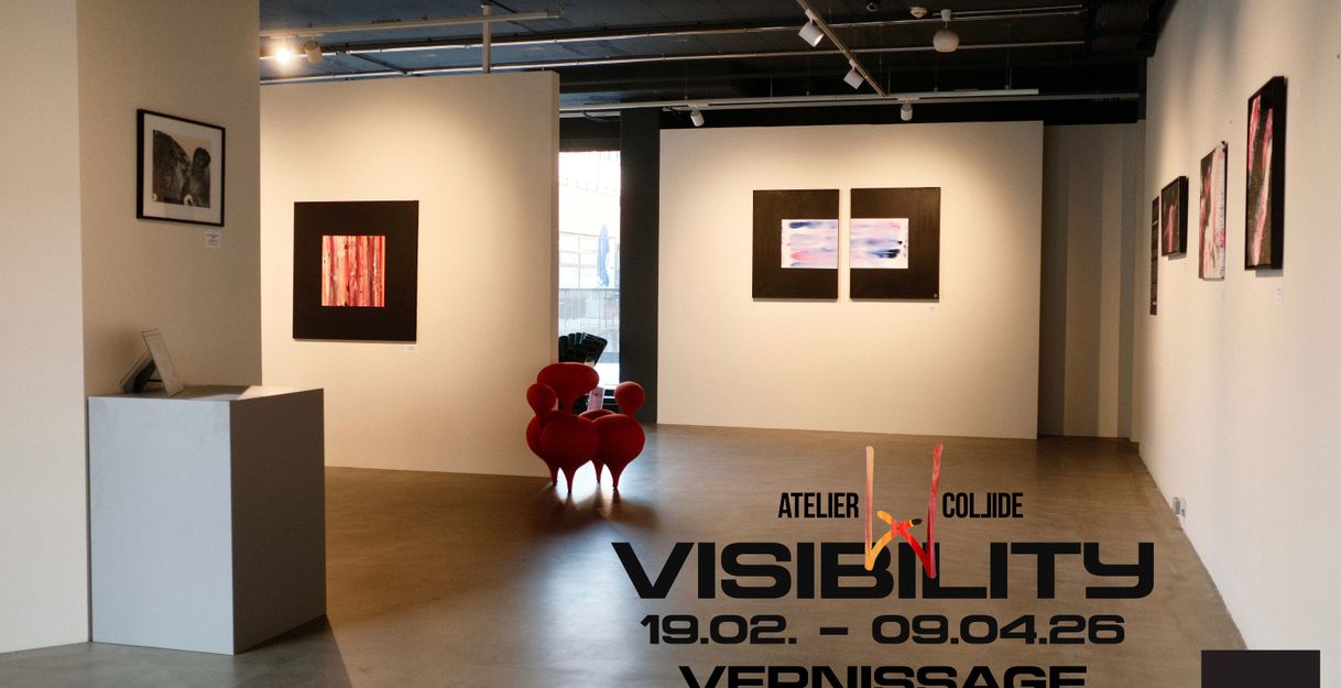 Ein Bild der Räumlichkeiten mit aktuellen Bildern von ateliercollide sind zu sehen. Auf dem Bild sind weitere Daten zur Veranstaltung eingebunden. Visibility von ateliercollide 19.02. bis 09.04.26 täglich von 10 bis 20h. Vernissage am 05.03 ab 17 Uhr inkl Drinks und Live Musik von ROSBEH