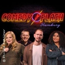 Vier Comedians vor einem Comedyflash-Logo in Hamburg.