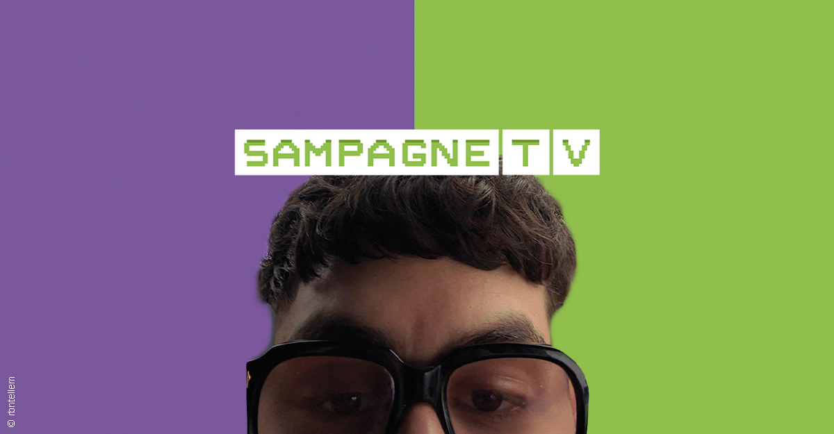 Ein Mann mit Brille vor einem zweifarbigen Hintergrund in Lila und Grün. Oben steht der Text 'SAMPAGNE TV'.