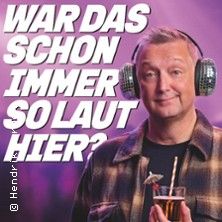 Ein Mann mit Kopfhörern hält ein Getränk. Im Hintergrund steht der Text: 'War das schon immer so laut hier?'