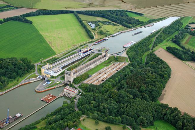 Luftaufnahme der Schleusengruppe Uelzen mit Wasserstraßen und umliegender Landschaft.