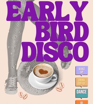 Poster mit dem Titel „EARLY BIRD DISCO“ in großen, lila Buchstaben. Im Hintergrund sieht man Beine in Netzstrumpfhosen und Glitzerschuhen, eine Discokugel und eine Tasse Cappuccino mit einem Herz aus Milchschaum. Daneben bunte Textfelder mit Schlagwörtern: „Wake Up“, „Drink Coffee“, „Dance“, „Be Happy“.  Darunter stehen die Veranstaltungsdetails: Donnerstag, 18.09.25 7:00 Uhr – 9:30 Uhr Sommersalon | Spielbudenplatz 22 | 20369 Hamburg  Logo vom „Sommersalon“ oben rechts.