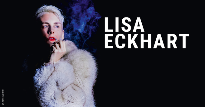 Eine Person mit kurzem, blondem Haar und rotem Lippenstift trägt einen Pelzmantel und raucht, während sie nachdenklich zur Seite schaut. Der Hintergrund ist dunkel, mit dem Namen 'Lisa Eckhart' in großen weißen Buchstaben.