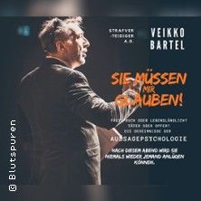 Ein Mann auf einer Bühne hält einen Vortrag über Aussagepsychologie.