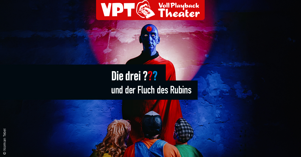 Eine mysteriöse Figur in rotem Gewand steht vor einer bunten Wand, beobachtet von drei Personen von hinten. Oben steht 'VPT Voll Playback Theater'.