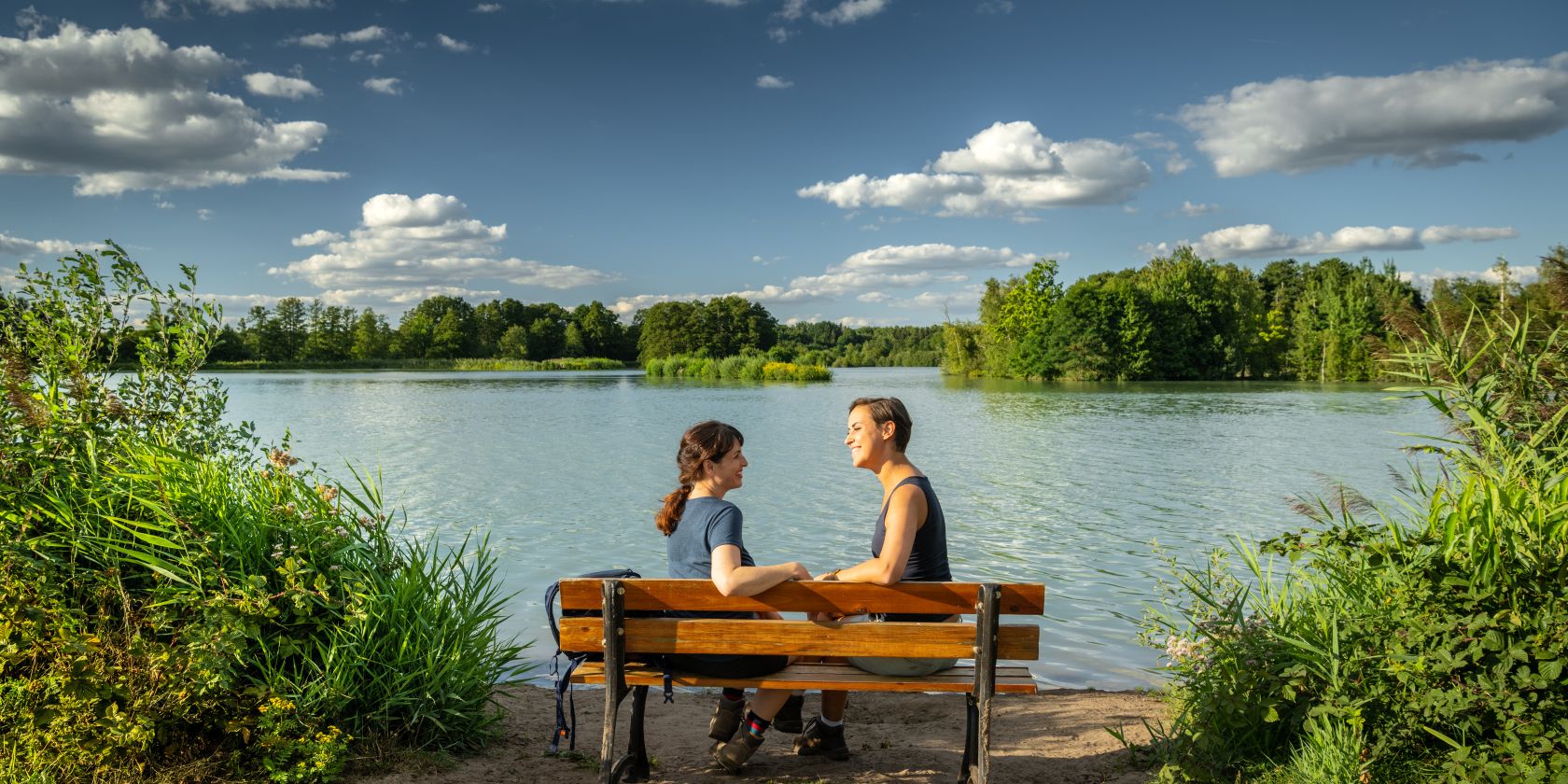 Meissendorf_Meissendorfer_Teiche_Bank_Pause_ccbysa_Dominik_Ketz_20220822_20 (1), © Lüneburger Heide GmbH/Dominik Ketz