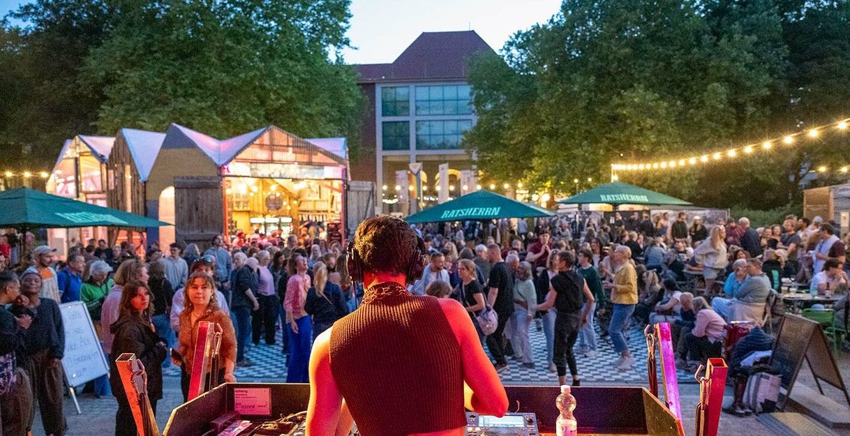 altonale-Gäste auf dem Festivalzentrum 