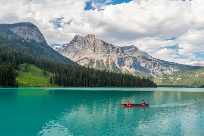 Der Emerald Lake (Smaragdsee) gilt als eine landschaftliche Perle inmitten der majestätischen Szenerie der kanadischen Rocky Mountains. In den Sommermonaten ist er besonders bei Kanu- und Kajakfahrern beliebt.