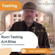Ein Mann mit Brille und Mütze hält eine Flasche Rum. Text: Rum Tasting A.H.Riise mit Ralf Splettstößer. Jetzt anmelden.