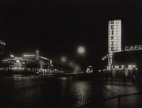 Nachtaufnahme der beleuchteten Reeperbahn in Hamburg mit Leuchtreklamen und Straßenlaternen.
