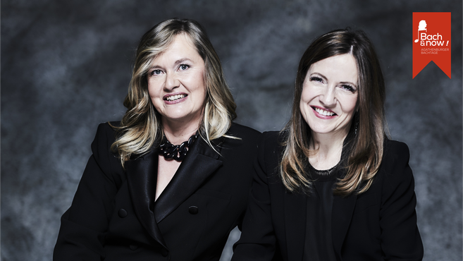 Zwei lächelnde Frauen in schwarzer Kleidung vor grauem Hintergrund mit Bach & Now Logo.