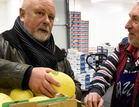 Tourguide mit Obsthändler