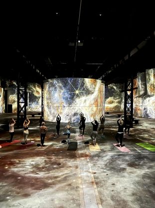Immersives Yoga - Kosmos, © (C) Culturespaces - Phoenix des Lumières