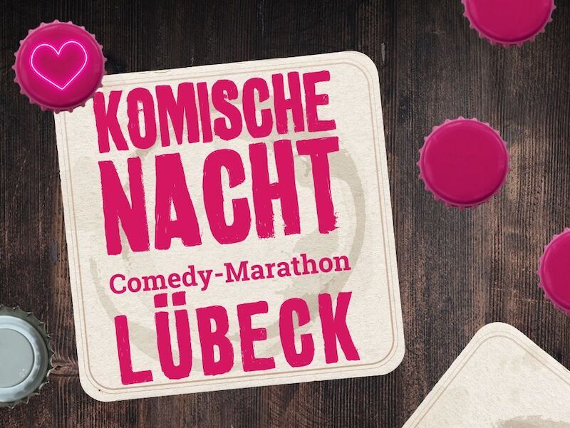 Bierdeckel mit der Aufschrift 'Komische Nacht Lübeck Comedy-Marathon' auf Holztisch, umgeben von Flaschendeckeln.