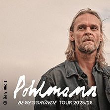 Ein Mann mit langen Haaren und Bart in einer Jeansjacke vor einem neutralen Hintergrund. Text: Pohlmann - Beweggründe Tour 2025/26.