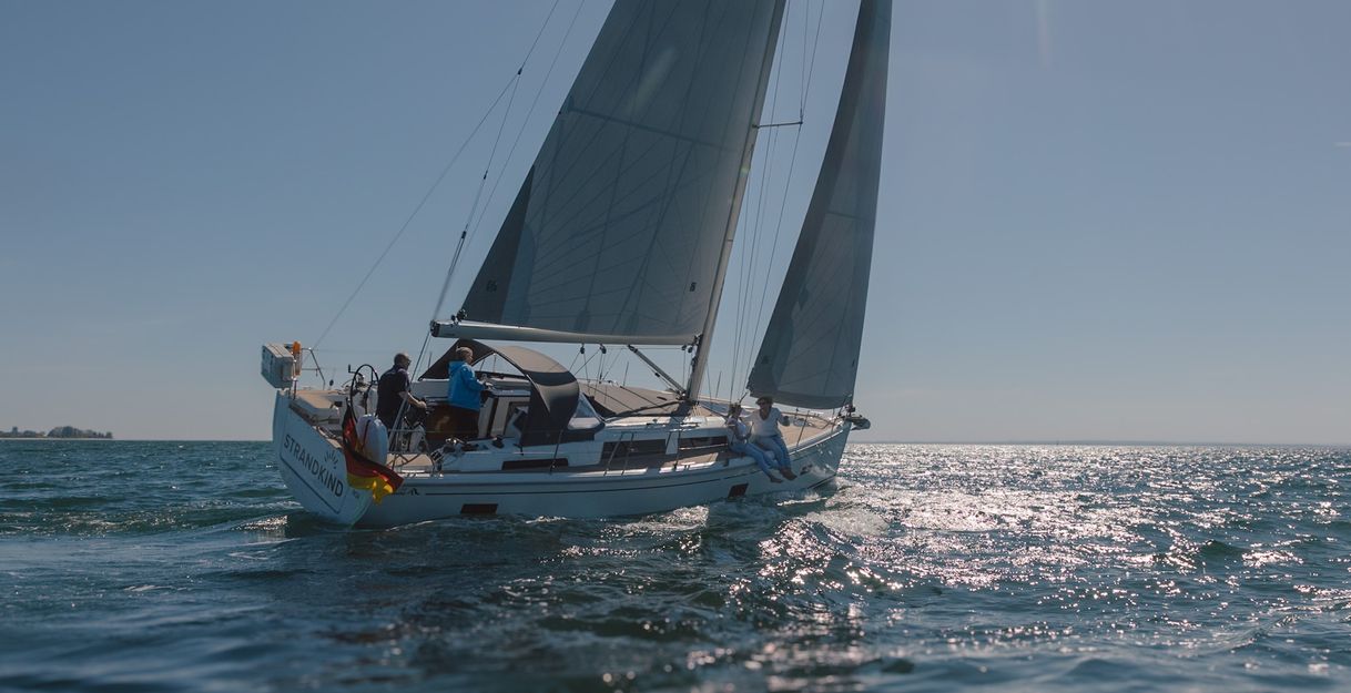 Segelboot auf dem Meer bei sonnigem Wetter.