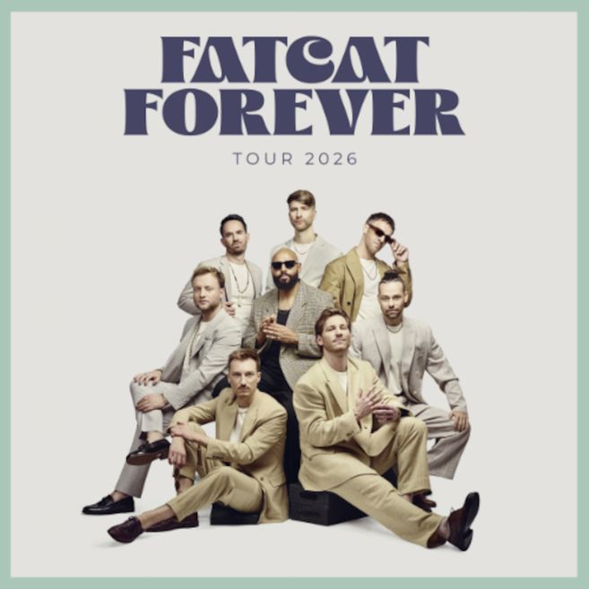 Bandfoto von FATCAT für die FOREVER Tour 2026 mit acht Männern in Anzügen.