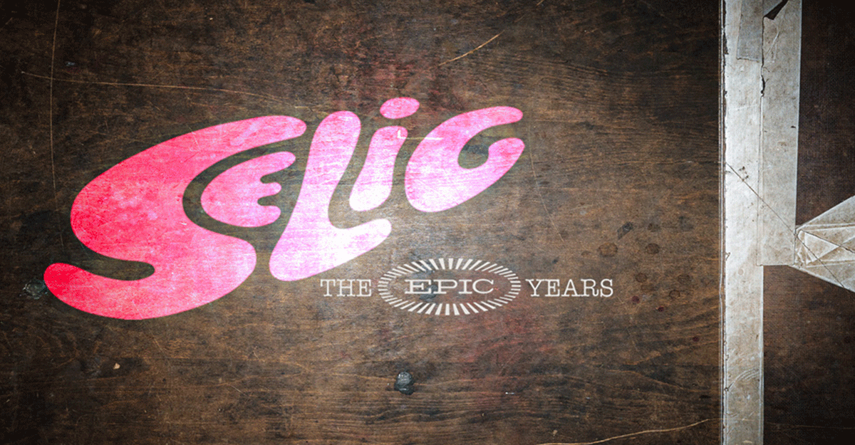 Logo von Selig mit dem Schriftzug 'The Epic Years' auf einer Holzoberfläche.