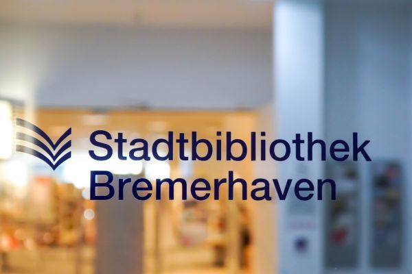 Glaswand mit dem Schriftzug 'Stadtbibliothek Bremerhaven'.